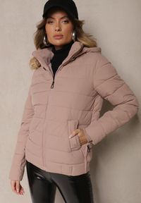 Renee - Jasnoróżowa Kurtka z Pikowanymi Przeszyciami z Odpinanym Kapturem i Ściągaczem w Talii Sintavia. Okazja: na co dzień. Kolor: różowy. Materiał: jeans, tkanina. Sezon: zima. Styl: casual