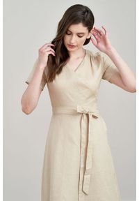 Marie Zélie - Sukienka Duilin lniana beżowa. Kolor: beżowy. Materiał: len. Długość rękawa: krótki rękaw. Typ sukienki: kopertowe #4