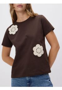 Reserved - T-shirt z szydełkowaną aplikacją - brązowy. Kolor: brązowy. Materiał: bawełna. Wzór: aplikacja