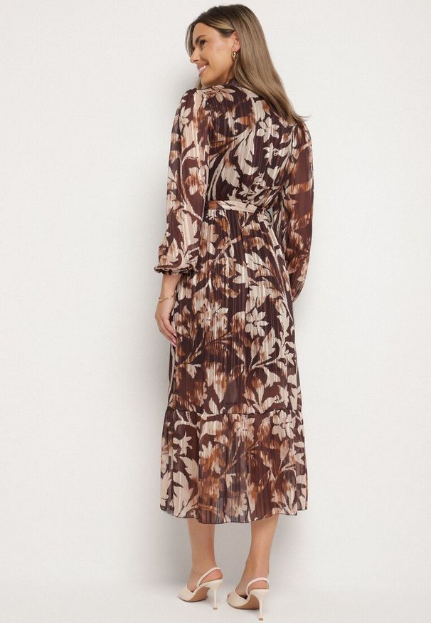 Born2be - Beżowa Rozkloszowana Sukienka z Wiązanym Paskiem i Metaliczną Nicią Nalirina. Okazja: na co dzień. Typ kołnierza: dekolt w kształcie V. Kolor: beżowy. Materiał: wiskoza, elastan. Wzór: aplikacja. Typ sukienki: rozkloszowane, proste. Styl: klasyczny, casual, elegancki