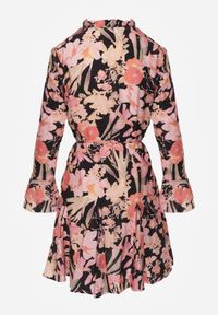 Renee - Czarna Sukienka z Wiskozy w Kwiatowy Print Ozdobiona Paskiem Asintena. Okazja: na co dzień. Kolor: czarny. Materiał: wiskoza. Wzór: kwiaty, nadruk, aplikacja. Styl: casual, elegancki #6