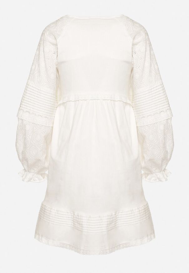 Born2be - Biała Bawełniana Sukienka Boho z Haftowanej Tkaniny Ozdobiona Guzikami Elalee. Kolor: biały. Materiał: bawełna, tkanina. Wzór: aplikacja, haft. Styl: boho