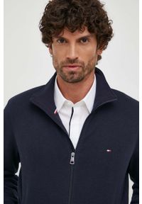 TOMMY HILFIGER - Tommy Hilfiger bluza męska kolor granatowy gładka. Kolor: niebieski. Długość rękawa: długi rękaw. Długość: długie. Wzór: gładki #1