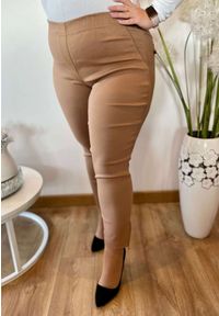 Nasi partnerzy - Beżowe spodnie chinosy Nina z zamkami 7/8 PLUS SIZE XXL. Okazja: do pracy, na co dzień, na spacer. Kolekcja: plus size. Kolor: beżowy. Materiał: wiskoza, tkanina, poliester, materiał, włókno, elastan. Długość: krótkie. Styl: casual
