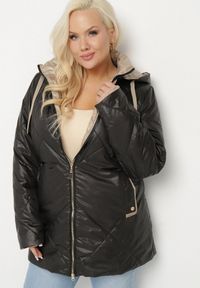 Born2be - Czarna Kurtka z Odpinanym Kapturem i Ozdobnym Pikowaniem Xalseli. Okazja: na co dzień, na spacer. Kolekcja: plus size. Kolor: czarny. Materiał: jeans. Styl: casual, elegancki, klasyczny #1