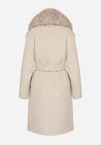 Born2be - Beżowy Płaszcz Wiązany w Talii z Futrzanym Kołnierzem i Kieszeniami Perrie. Okazja: na co dzień. Kolor: beżowy. Materiał: futro. Styl: elegancki, casual #3