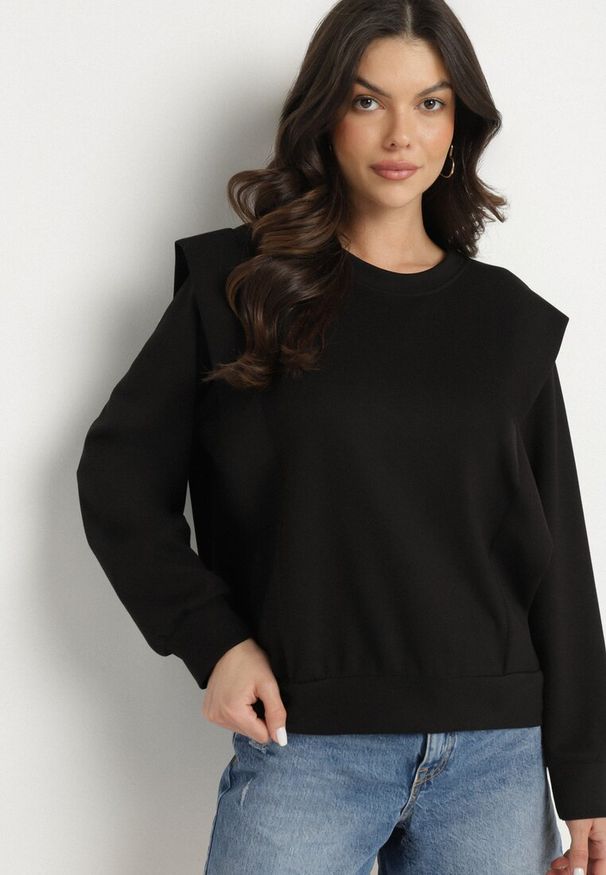 Born2be - Czarna Bluza z Wiskozą z Podkreśloną Linią Ramion Alithra. Okazja: na co dzień. Kolor: czarny. Materiał: wiskoza. Wzór: aplikacja. Styl: klasyczny, casual, elegancki