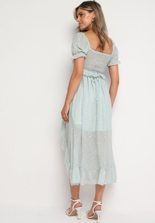 Born2be - Zielona Taliowana Sukienka z Bufiastymi Rękawami Ozdobiona Broszką i Falbanką Timadea. Kolor: zielony. Materiał: materiał. Wzór: aplikacja. Styl: elegancki