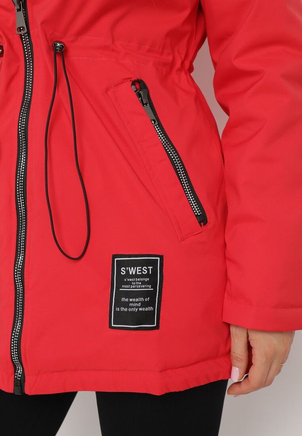 Born2be - Czerwona Kurtka Parka z Kapturem i Ściągaczami w Pasie Arilira. Typ kołnierza: kaptur. Kolor: czerwony. Styl: klasyczny