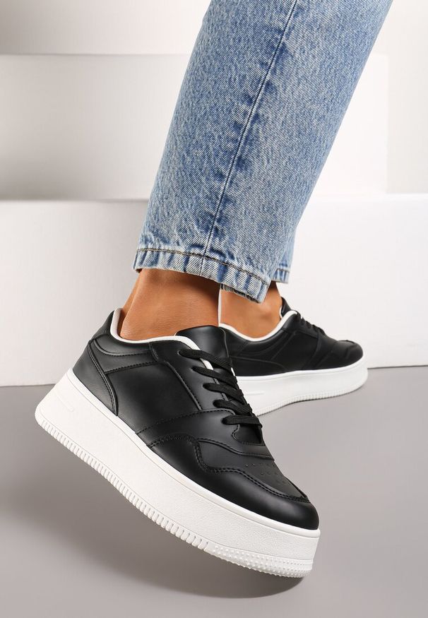 Renee - Czarne Sneakersy z Cholewką przed Kostkę na Platformie Liciana. Okazja: na co dzień. Wysokość cholewki: przed kostkę. Nosek buta: okrągły. Zapięcie: sznurówki. Kolor: czarny. Materiał: jeans, skóra. Szerokość cholewki: normalna. Obcas: na platformie