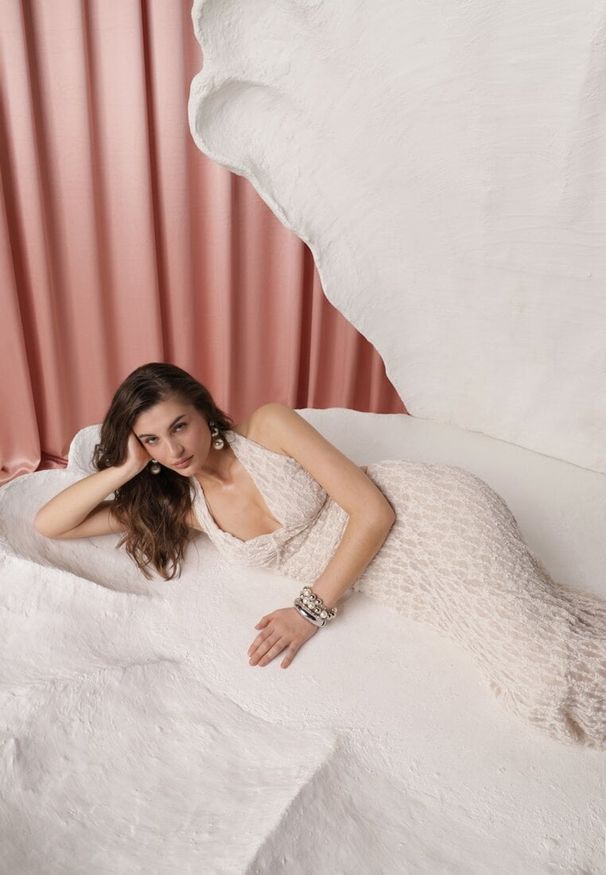 Renee - Beżowy Komplet z Koronki Spódnica i Top z Wiązaniem na Szyi Dainetia. Kolor: beżowy. Materiał: koronka. Wzór: koronka