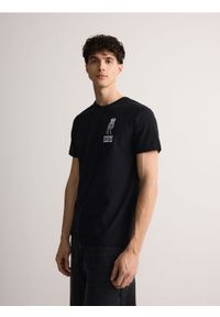 Reserved - T-shirt regular z nadrukiem - czarny. Kolor: czarny. Materiał: bawełna. Wzór: nadruk #1