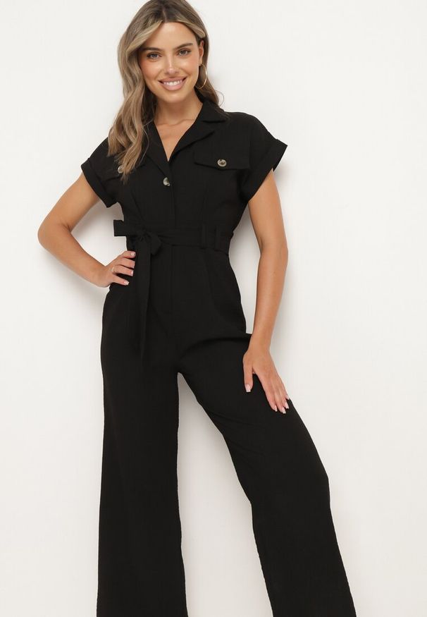 Born2be - Czarny Kombinezon z Krótkim Rękawem i Szerokimi Nogawkami z Materiałowym Paskiem Floeria. Okazja: na co dzień. Kolor: czarny. Materiał: materiał. Długość rękawa: krótki rękaw. Długość: krótkie. Styl: wizytowy, casual, elegancki