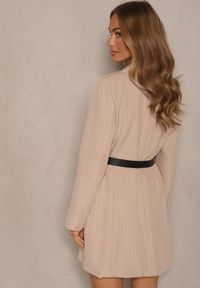 Renee - Beżowa Marynarkowa Sukienka z Wiskozą i Usztywnionymi Ramionami w Paski Nevarae. Okazja: na co dzień. Kolor: beżowy. Materiał: wiskoza. Wzór: paski. Styl: klasyczny, casual