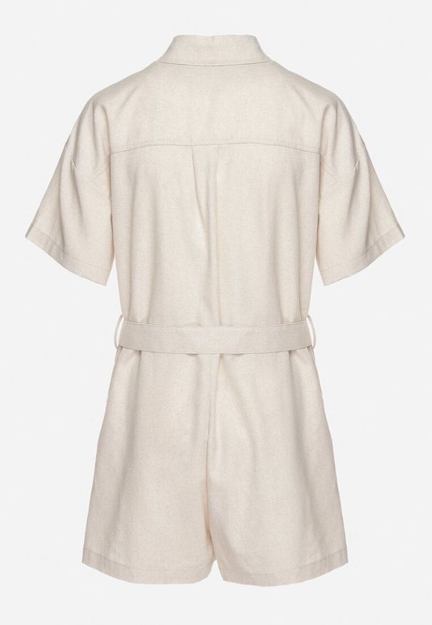 Born2be - Jasnobeżowy Kombinezon z Lnem i Wiskozą z Koszulową Górą i Materiałowym Paskiem z Klamrą Lolefia. Okazja: na co dzień. Kolor: beżowy. Materiał: wiskoza, len, materiał. Długość rękawa: krótki rękaw. Długość: krótkie. Styl: casual, elegancki, wizytowy