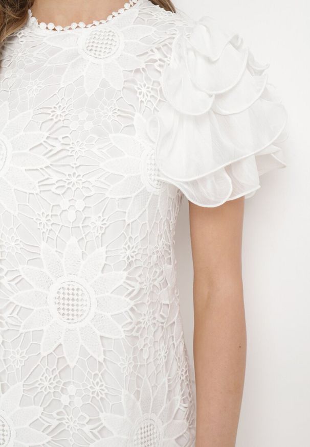 Born2be - Biała Sukienka Mini z Koronkowymi Wstawkami i Falbankami Soffiana. Okazja: na imprezę, na co dzień. Typ kołnierza: kołnierz z falbankami. Kolor: biały. Materiał: koronka. Długość rękawa: krótki rękaw. Wzór: koronka. Styl: casual, elegancki. Długość: mini