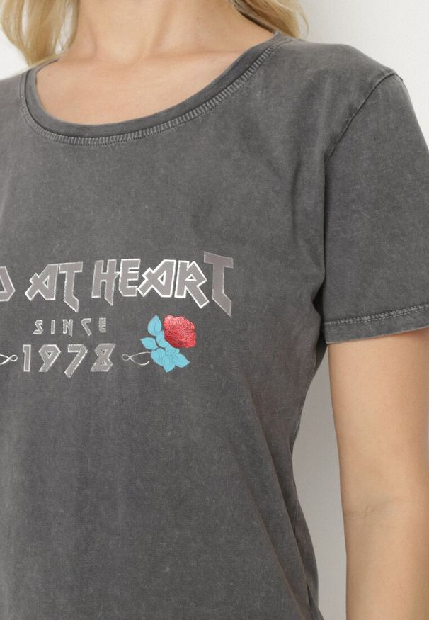Born2be - Ciemnoszary Bawełniany T-shirt z Metalicznym Nadrukiem Savariae. Okazja: na co dzień. Kolor: szary. Materiał: bawełna. Wzór: nadruk. Styl: elegancki, casual