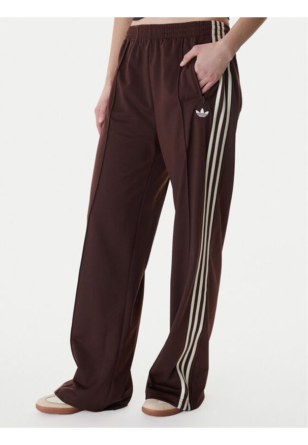 Adidas - adidas Spodnie dresowe Firebird KG3706 Brązowy Loose Fit. Kolor: brązowy. Materiał: syntetyk