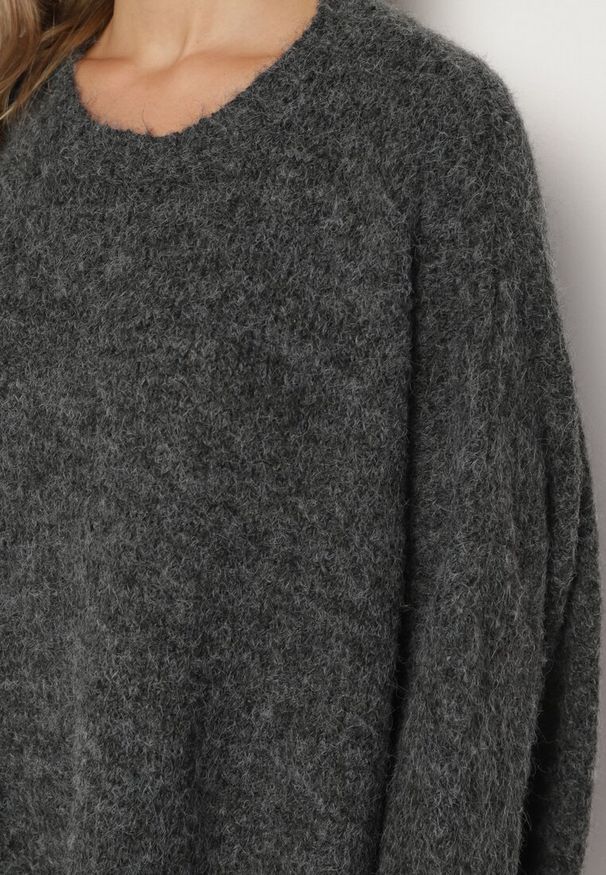 Born2be - Ciemnoszary Klasyczny Sweter o Kroju Oversize Zallelia. Okazja: na co dzień, do pracy, na spotkanie biznesowe. Kolor: szary. Materiał: wełna. Długość rękawa: długi rękaw. Długość: długie. Sezon: jesień. Styl: klasyczny