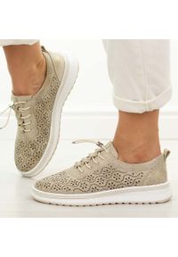 Złote ażurowane skórzane półbuty damskie Jezzi 18-24. Okazja: na co dzień. Nosek buta: okrągły. Kolor: złoty. Materiał: skóra. Szerokość cholewki: normalna. Sezon: wiosna, lato, jesień. Styl: casual, klasyczny #1