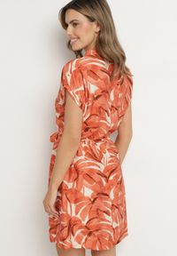 Born2be - Pomarańczowa Pudełkowa Sukienka z Dekoltem w Serek o Roślinnym Wzorze z Paskiem w Talii Resevia. Okazja: na co dzień, na spacer. Typ kołnierza: dekolt w serek. Kolor: pomarańczowy. Długość rękawa: krótki rękaw. Sezon: lato. Typ sukienki: proste. Styl: wizytowy, casual, elegancki #7
