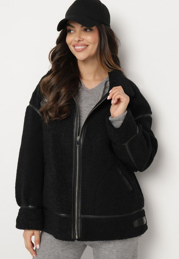 Born2be - Czarna Kurtka Oversize z Futerka Typu Baranek z Wysokim Kołnierzem z Paskiem z Klamrą Torisha. Okazja: na co dzień. Kolor: czarny. Materiał: futro. Długość rękawa: długi rękaw. Długość: długie. Styl: casual, elegancki