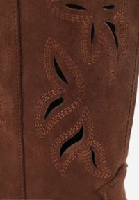 Born2be - Brązowe Kozaki Kowbojki na Stożkowym Obcasie z Ażurową Cholewką Tidanna. Okazja: na co dzień, na randkę. Kolor: brązowy. Szerokość cholewki: normalna. Wzór: ażurowy. Materiał: zamsz, jeans. Sezon: lato. Obcas: na obcasie. Styl: casual, klasyczny. Wysokość obcasa: średni #7