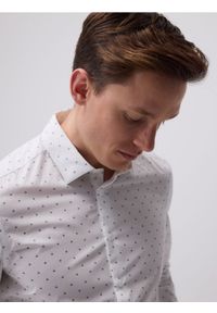 Reserved - Koszula slim fit w drobne kwiaty - biały. Kolor: biały. Materiał: tkanina, bawełna. Wzór: kwiaty #1