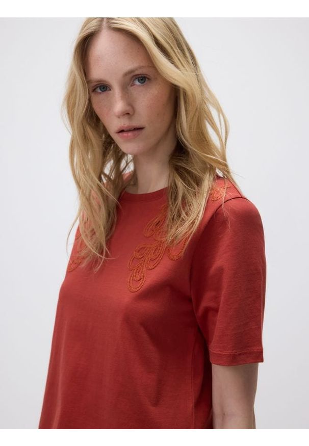 Reserved - T-shirt z haftowanym wzorem - bordowy. Kolor: czerwony. Materiał: bawełna. Wzór: haft