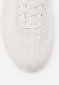 Born2be - Białe Dzianinowe Sneakersy na Grubej Podeszwie ze Żłobieniami Enolora. Okazja: na co dzień, na spacer. Kolor: biały. Materiał: dzianina. Szerokość cholewki: normalna. Sport: turystyka piesza, fitness #6