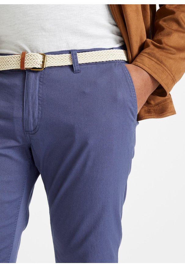 bonprix - Spodnie chino ze stretchem, w wygodnym fasonie z paskiem, Regular Fit Straight. Kolor: niebieski