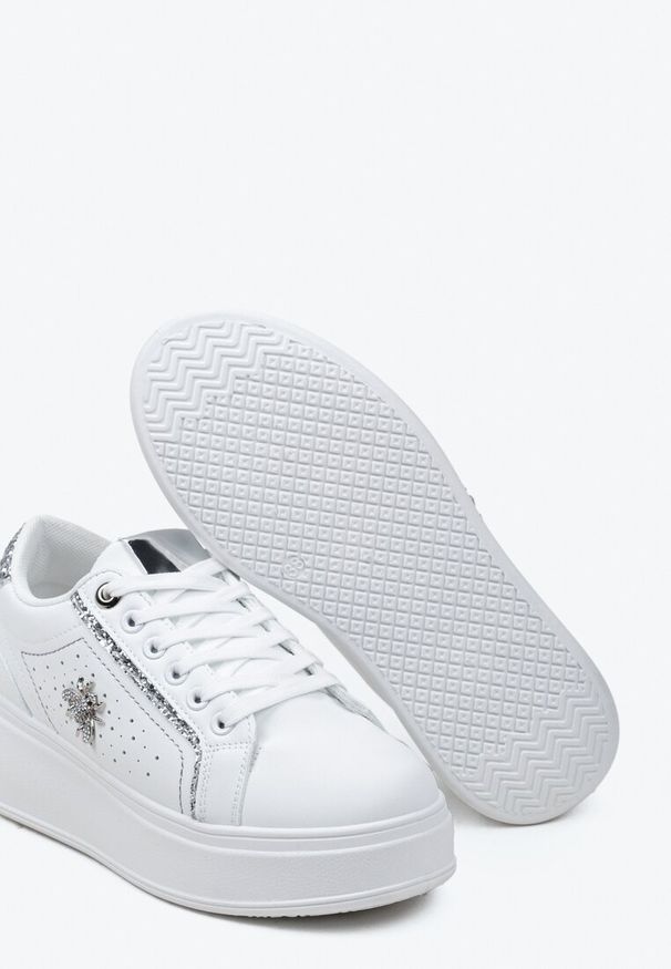 Renee - Białe Sneakersy na Platformie z Metaliczną Ozdobą w Kształcie Owada i Brokatem Lientia. Kolor: biały. Wzór: aplikacja. Sezon: lato. Obcas: na platformie