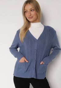 Born2be - Niebieski Kardigan z Bawełną Zdobiony Warkoczowym Splotem i Kieszeniami Mevesava. Okazja: na co dzień. Typ kołnierza: dekolt w serek. Kolor: niebieski. Materiał: bawełna. Wzór: aplikacja, ze splotem. Sezon: zima, jesień. Styl: casual, klasyczny #5