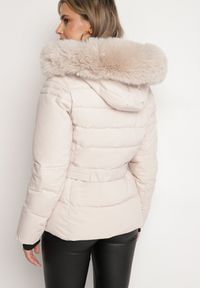 Born2be - Jasnobeżowa Pikowana Kurtka z Odpinanym Futerkiem i Kapturem Ozdobiona Paskiem Vortiona. Okazja: na co dzień. Kolor: beżowy. Materiał: futro. Wzór: aplikacja. Styl: casual, elegancki #5