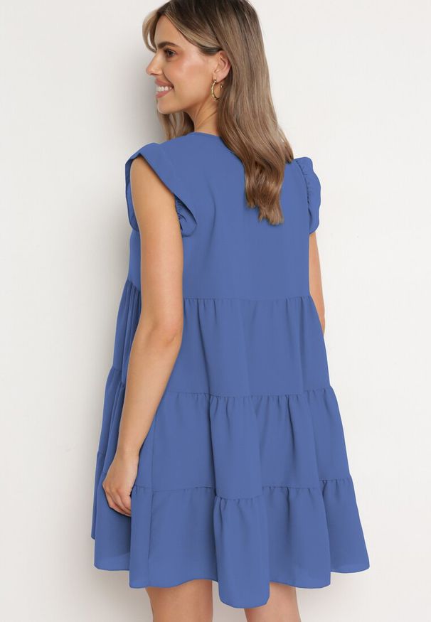 Born2be - Niebieska Rozkloszowana Sukienka z Falbankami Zapinana przy Szyi Rettesa. Okazja: na co dzień. Typ kołnierza: kołnierz z falbankami. Kolor: niebieski. Materiał: wiskoza. Sezon: lato. Styl: elegancki, casual