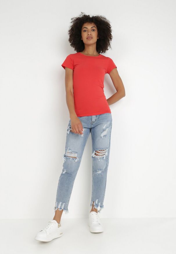 Born2be - Czerwony T-shirt Gathanthei. Okazja: na co dzień, do domu. Kolor: czerwony. Materiał: dresówka, jeans, bawełna, dzianina. Długość rękawa: krótki rękaw. Długość: krótkie. Wzór: gładki. Styl: sportowy, klasyczny, casual