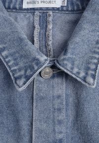 Renee - Niebieska Kurtka Jeansowa z Bawełny Typu Crop Bomber Jacket Veloma. Okazja: na co dzień. Kolor: niebieski. Materiał: jeans, bawełna. Długość: krótkie. Wzór: kolorowy. Styl: casual, elegancki #6