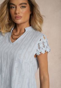 Renee - Niebieska Bluzka z Tłoczonej Tkaniny z Bawełny Zdobiona Koronką Adivlolla. Okazja: na co dzień. Typ kołnierza: dekolt w kształcie V. Kolor: niebieski. Materiał: koronka, bawełna, tkanina. Długość rękawa: krótki rękaw. Długość: krótkie. Wzór: koronka, aplikacja. Styl: casual, elegancki #4