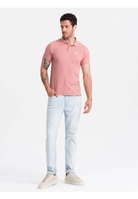 Ombre Clothing - Męska jednokolorowa koszulka polo BASIC z dzianiny pique - ciemnoróżowa V7 OM-POBS-0100 - XXL. Okazja: na co dzień. Typ kołnierza: polo. Kolor: różowy. Materiał: dzianina. Wzór: haft, jednolity, aplikacja. Sezon: lato, wiosna. Styl: sportowy, casual, wizytowy, klasyczny