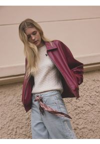 Reserved - Sweter z haftem - kremowy. Kolor: kremowy. Materiał: wiskoza, dzianina. Wzór: haft #1