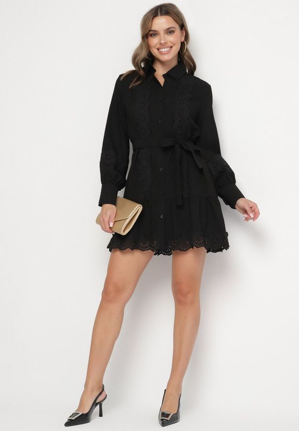 Born2be - Czarna Koszulowa Sukienka z Wiskozy z Bawełną Koronką i Paskiem Lilresia. Okazja: na co dzień. Kolor: czarny. Materiał: wiskoza, bawełna, koronka. Długość rękawa: długi rękaw. Wzór: koronka. Sezon: wiosna, lato. Typ sukienki: koszulowe. Styl: klasyczny, casual, elegancki