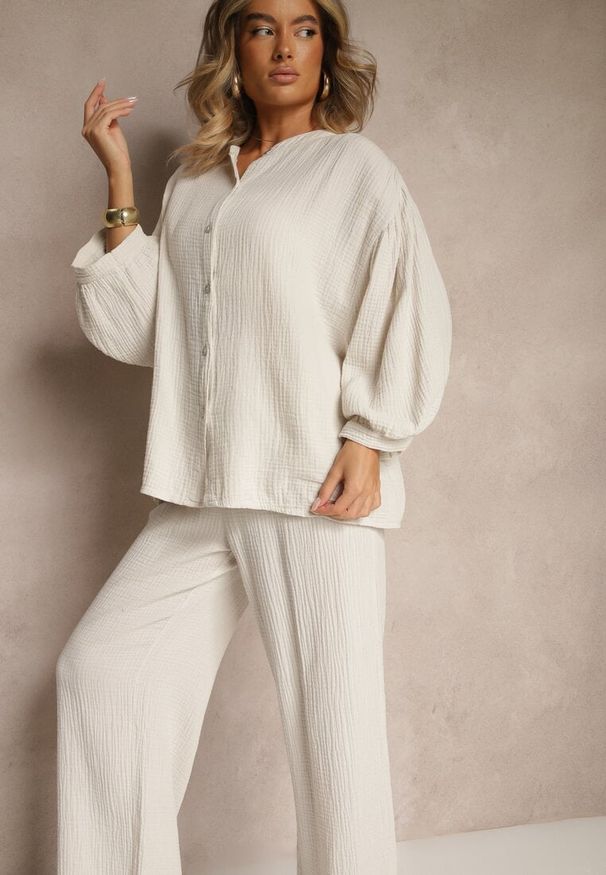 Renee - Beżowy Bawełniany Komplet Muślinowy Oversize z Koszulą i Szerokimi Spodniami Ziorina. Kolor: beżowy. Materiał: bawełna. Wzór: aplikacja
