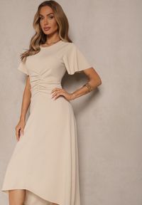 Renee - Beżowa Sukienka o Rozkloszowanym Kroju z Marszczeniem Odarene. Kolor: beżowy. Styl: klasyczny #3