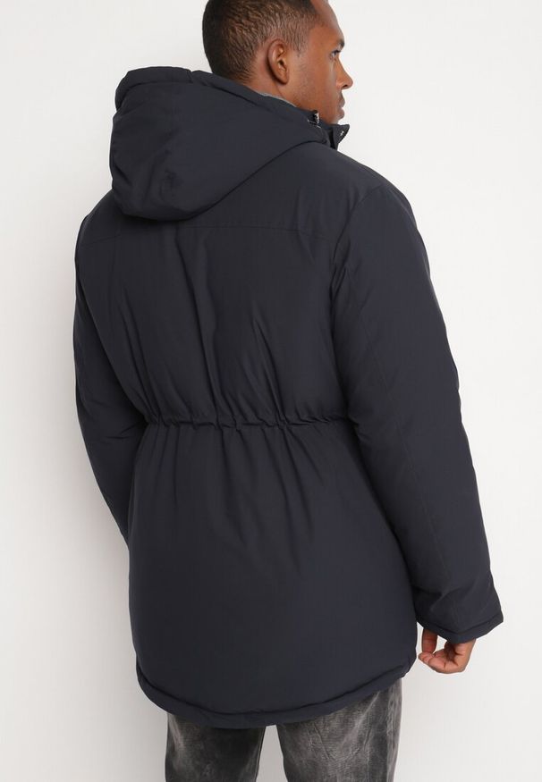 Born2be - Granatowa Kurtka Parka z Odpinanym Kapturem i Kieszeniami Ściągana w Talii Norira. Okazja: na co dzień. Kolor: niebieski. Materiał: jeans. Długość rękawa: długi rękaw. Długość: długie. Styl: casual, elegancki