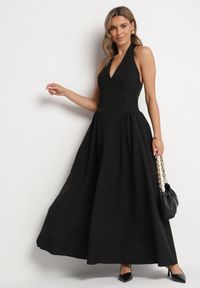 Born2be - Czarna Sukienka o Rozkloszowanym Kroju z Wiązanym Dekoltem Halter Senicea. Okazja: na spacer, na co dzień. Typ kołnierza: dekolt halter. Kolor: czarny. Typ sukienki: proste. Styl: casual #6