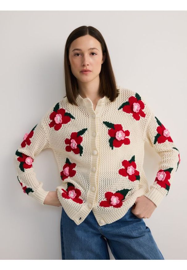 Reserved - Kardigan z kwiatową aplikacją - wielobarwny. Materiał: dzianina, bawełna. Wzór: aplikacja, kwiaty
