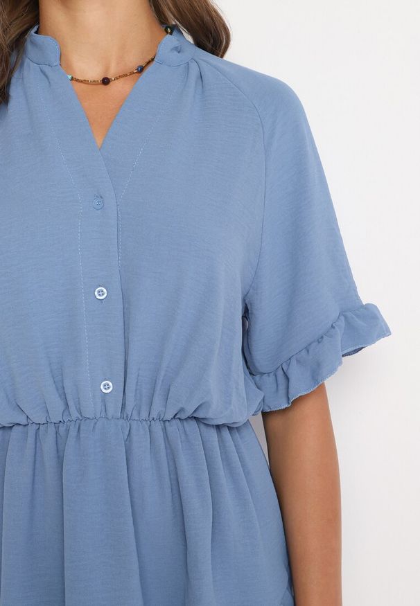 Born2be - Niebieski Taliowany Kombinezon z Gumką w Talii i Ozdobną Falbanką przy Rękawach Nanselena. Kolor: niebieski. Długość rękawa: krótki rękaw. Długość: krótkie. Styl: elegancki