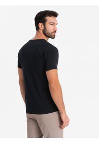 Ombre Clothing - T-shirt męski V-neck SLIM FIT z elastanem i printem – czarny V1 - Rozmiar: M. Okazja: na co dzień. Typ kołnierza: dekolt w serek. Kolor: czarny. Materiał: elastan. Wzór: nadruk. Styl: casual #6