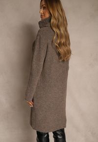 Renee - Jasnobrązowa Sweterkowa Sukienka Golf z Wełną i Wiskozą Fedorina. Okazja: na co dzień. Typ kołnierza: golf. Kolor: brązowy. Materiał: wiskoza, wełna. Typ sukienki: oversize. Styl: casual. Długość: midi #5