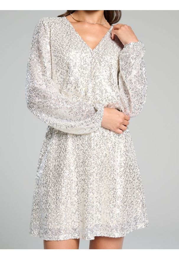 Sinsay - Cekinowa sukienka - srebrny. Typ kołnierza: dekolt kopertowy. Kolor: srebrny. Długość rękawa: długi rękaw. Typ sukienki: rozkloszowane, kopertowe
